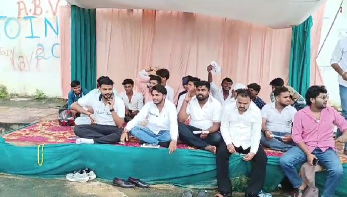 BBMKU Students Protest: अव्यवस्था से नाराज छात्रों ने शुरू किया अनिश्चितकालीन आंदोलन
