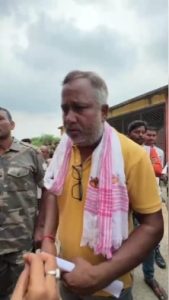 कर्माटांड़ विस्थापित कॉलोनी में विवाद, क्वार्टर में कागजात जांचने पहुंचे लोगों का परिवारों ने किया विरोध