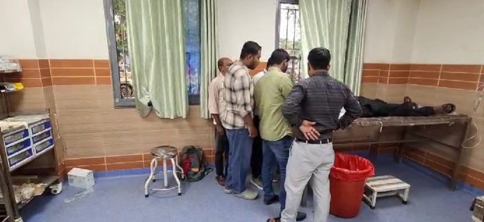नंदलाल सिंह कॉलेज के प्रोफेसर पर जानलेवा हमला, शिक्षक पहुंचे अस्पताल; गिरफ्तारी की मांग