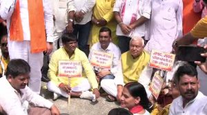 JPSC-CGL धांधली के खिलाफ धनबाद में भाजपा का प्रदर्शन, CBI जांच की मांग
