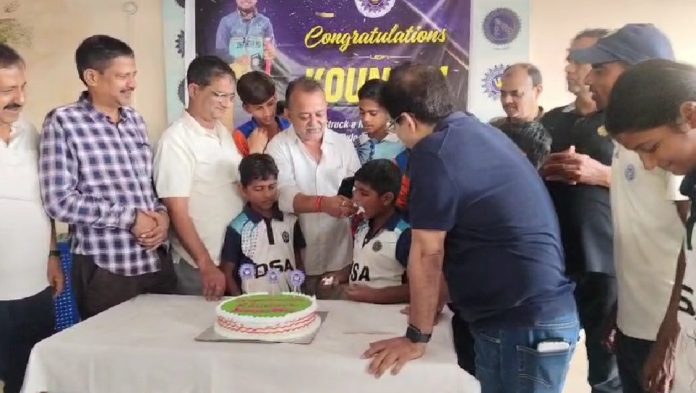 धनबाद के क्रिकेटर कुनैन कुरैशी ने दलीप ट्रॉफी में जड़ा शतक, DCA ने मनाया जश्न