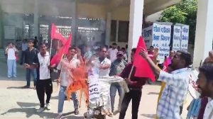 JPU में आइसा का हल्ला बोल, कुलपति का पुतला फूंका; तालाबंदी की चेतावनी