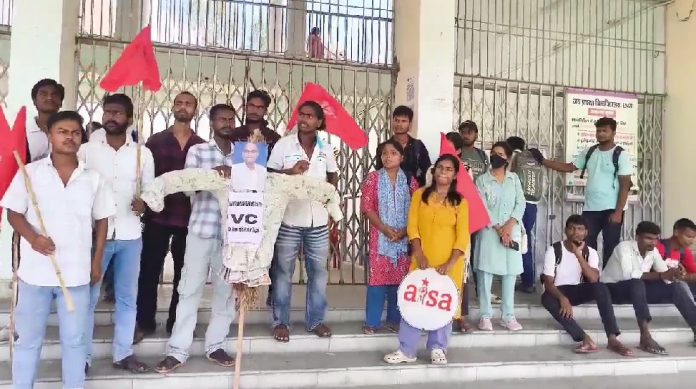 JPU में आइसा का हल्ला बोल, कुलपति का पुतला फूंका; तालाबंदी की चेतावनी