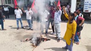 JPU में आइसा का हल्ला बोल, कुलपति का पुतला फूंका; तालाबंदी की चेतावनी