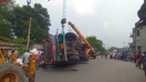 Dumri Truck Accident: डुमरी में झाड़ू लदा ट्रक दुर्घटनाग्रस्त