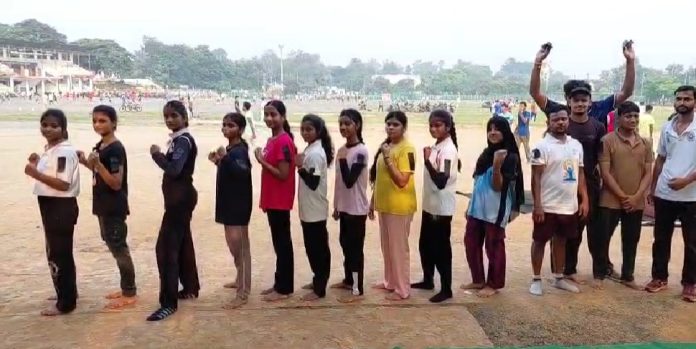 Dhanbad Golf Ground Protest: धनबाद गोल्फ ग्राउंड में मेला लगाने पर बवाल, खिलाड़ियों ने काला बिल्ला लगाकर जताया विरोध