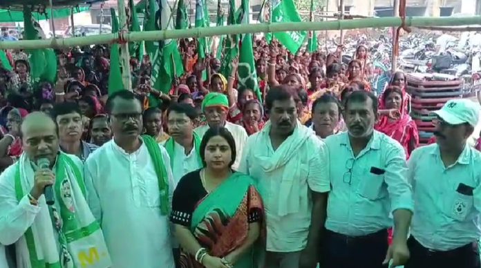 Nirsa JMM Protest: MMDR कानून पर क्यों नाराज है झामुमो? निरसा में कार्यकर्ताओं ने किया जोरदार प्रदर्शन