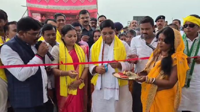 Tilawani Karam Mahotsav: करमा पर्व से पहले तिलावनी में उत्सव का माहौल, लोक संस्कृति की दिखी झलक
