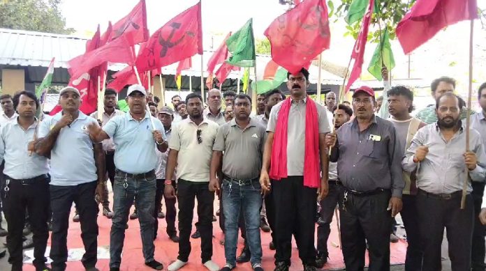 Baijna 31 Number Worker Protest: बैजना 31 नंबर में मारपीट के विरोध में उत्पादन ठप, सुरक्षा की मांग पर मजदूरों का धरना