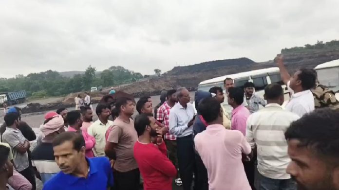 Nirsa No Work No Pay Protest: ‘नो वर्क नो पे’ के फरमान पर भड़के चालक-मजदूर, एसटीडी कंपनी में ट्रांसपोर्टिंग ठप
