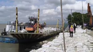 Raghopur Embankment Erosion: राघोपुर तटबंध पर मंडरा रहा खतरा, विक्रमशिला सेतु को लेकर उठे गंभीर सवाल 2 Raghopur Embankment Erosion: राघोपुर तटबंध पर मंडरा रहा खतरा, विक्रमशिला सेतु को लेकर उठे गंभीर सवाल