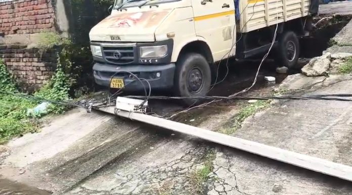 Rajganj Rain: राजगंज में अचानक भरभराकर गिरे चार बिजली पोल, तारों के गिरने से मचा हड़कंप