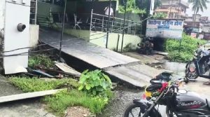 Rajganj Rain: राजगंज में अचानक भरभराकर गिरे चार बिजली पोल, तारों के गिरने से मचा हड़कंप