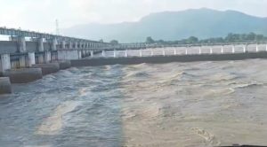 Gandak River Flood Alert: नेपाल में भारी बारिश से उफनाई गंडक, वाल्मीकिनगर बराज पर अलर्ट; बाढ़ का खतरा