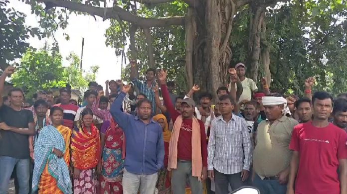 Nirsa Chapapur OCP Protest: ‘नो वर्क नो पे’ के विरोध में निरसा के चापापुर टू OCP में कामकाज ठप, मजदूरों का आंदोलन