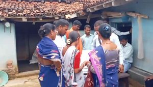 Tundi Elephant Attack: टुंडी में हाथियों का कहर, पारा शिक्षक को कुचला; डीएफओ को बुलाने पर अड़े ग्रामीण 1 Tundi Elephant Attack: टुंडी में हाथियों का कहर, पारा शिक्षक को कुचला; डीएफओ को बुलाने पर अड़े ग्रामीण