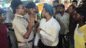 Kaimur Minister Convoy: कैमूर में चालान से नाराज बाइक सवार ने रोका मंत्री का काफिला, सड़क पर खड़ी की बाइक