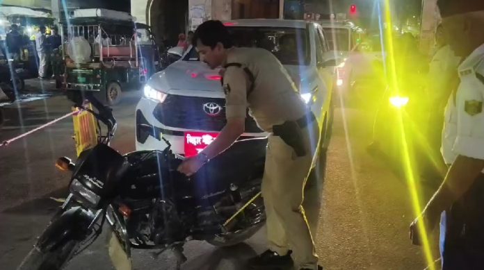 Kaimur Minister Convoy: कैमूर में चालान से नाराज बाइक सवार ने रोका मंत्री का काफिला, सड़क पर खड़ी की बाइक