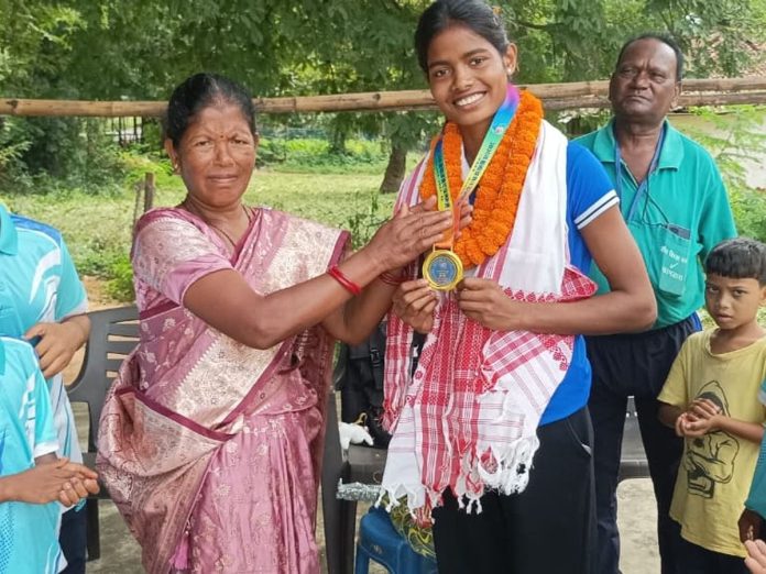 Parvati Topno Hockey: गुमला की बेटी ने राष्ट्रीय हॉकी में जीता गोल्ड, स्कूल पहुंचते ही छात्राओं ने किया खास स्वागत