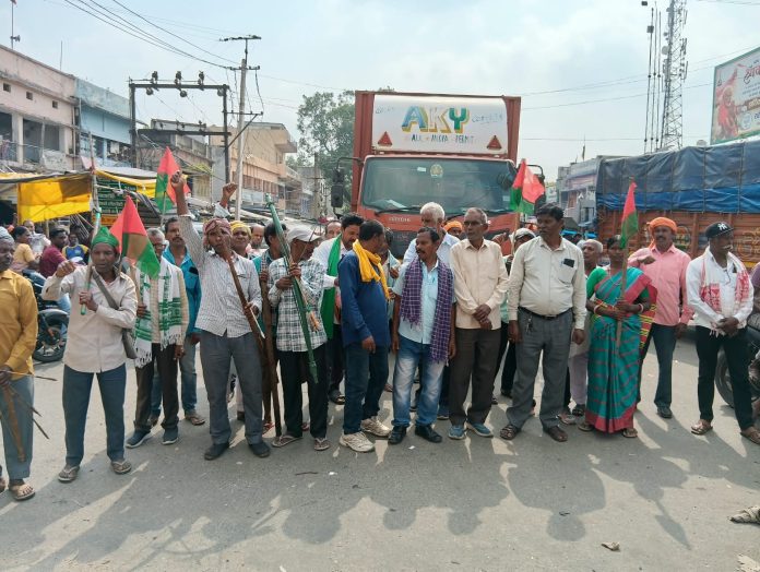 Jainamore Jharkhand Agitators Protest: जैनामोड़ फोरलेन पर आंदोलनकारियों का चक्काजाम, जानें क्या हैं मांगें