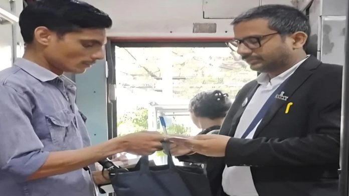 Dhanbad Railway Ticket Checking: टिकट चेकिंग में 384 यात्री पकड़े गए, 2.87 लाख रुपये जुर्माना