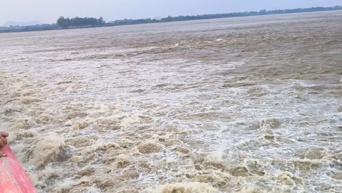 Bihar Flood: बिहार में फिर गहराया बाढ़ का संकट, गंडक बराज से छोड़ा गया 5.43 लाख क्यूसेक पानी