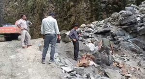 Jamua Illegal Stone Mining Raid: जमुआ में अवैध पत्थर खदान पर छापेमारी, विस्फोटक समेत 7 ट्रैक्टर और कोपलेन जब्त 2 Jamua Illegal Stone Mining Raid 1