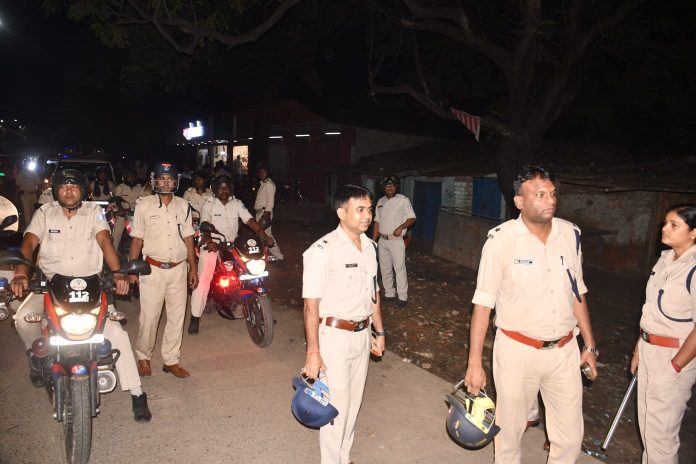 Bokaro Police Action: बोकारो में सार्वजनिक जगहों पर शराब पीने वालों के खिलाफ पुलिस का अभियान