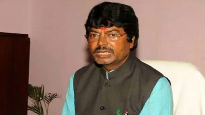 Yogendra Saw Statement: हेमंत सोरेन पर टिप्पणी से बढ़ा विवाद, कांग्रेस ने भी योगेंद्र साव से बनाई दूरी