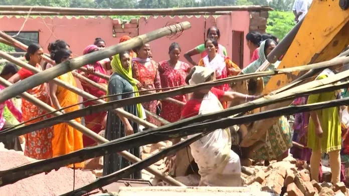 Ranchi HEC Bypass Encroachment: बुलडोजर लेकर पहुंची प्रशासन की टीम, लोगों ने किया रास्ता जाम; फिर पुलिस ने संभाला मोर्चा