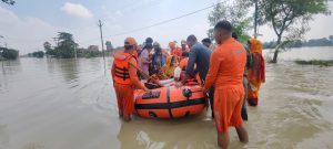 Saran Flood: बाढ़ में फंसे लोगों के बीच पहुंचे डीएम और एसएसपी, खुद संभाली रेस्क्यू की कमान