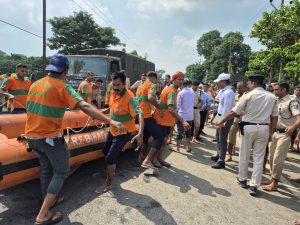 Saran Flood: बाढ़ में फंसे लोगों के बीच पहुंचे डीएम और एसएसपी, खुद संभाली रेस्क्यू की कमान