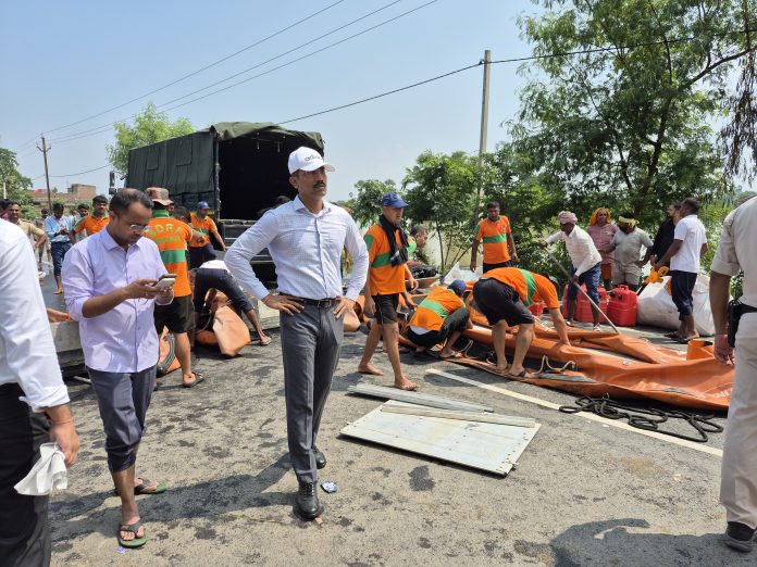 Saran Flood: बाढ़ में फंसे लोगों के बीच पहुंचे डीएम और एसएसपी, खुद संभाली रेस्क्यू की कमान