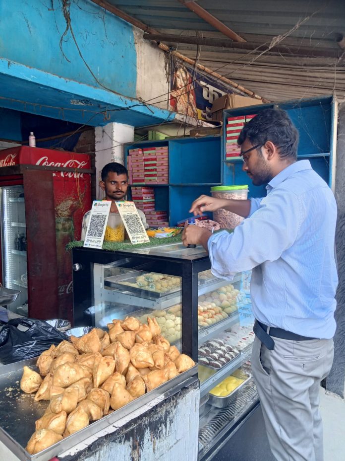 Garhwa Food Safety Inspection: त्योहारों में मिठाई खरीदने से पहले रहें सावधान, गढ़वा में एक दुकान पर मिली संदिग्ध मिठाई