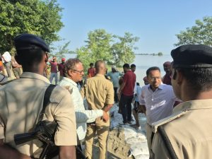 Saran Flood: गंडक के बढ़ते जलस्तर ने मचाई तबाही, सारण में देखते ही देखते बह गया घर