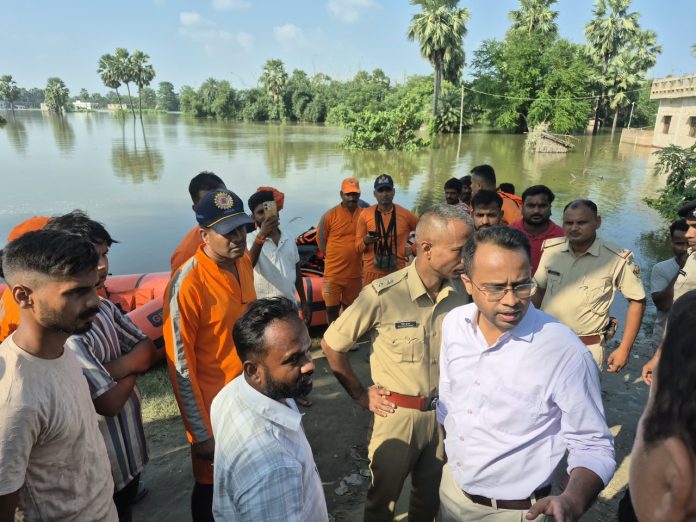 Saran Flood: गंडक के बढ़ते जलस्तर ने मचाई तबाही, सारण में देखते ही देखते बह गया घर