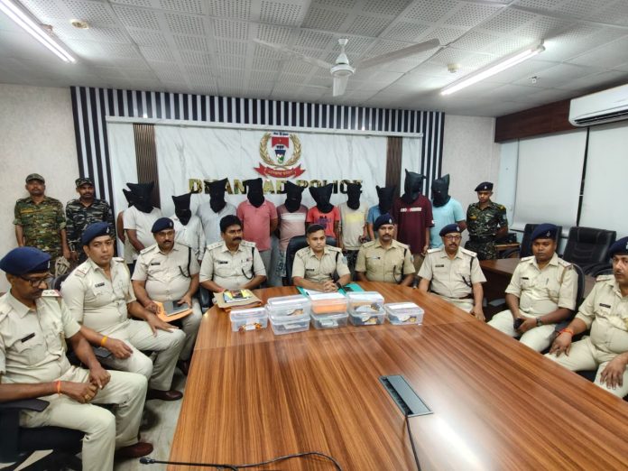 Dhanbad Cyber Crime: धनबाद में Cyber Shield का बड़ा एक्शन, 11 गिरफ्तार; 2.85 लाख रुपये और 19 मोबाइल बरामद