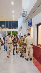 Gaya Railway Station Security: गया रेलवे स्टेशन पर अचानक बढ़ी सुरक्षा, बम और विस्फोटक की तलाश में डॉग स्क्वायड ने की जांच