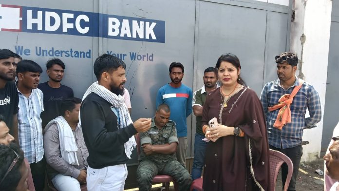 Govindpur News: भितिया में ग्रामीणों का फूटा गुस्सा, कथित अतिक्रमण हटाया गया; गंदे पानी की समस्या पर भी कार्रवाई