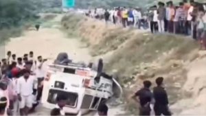 Garkha NH 722 Bolero Accident: गरखा के फुरसतपुर चौक पर बड़ा हादसा, बाइकों को रौंदकर पलटी बोलेरो; चालक फरार