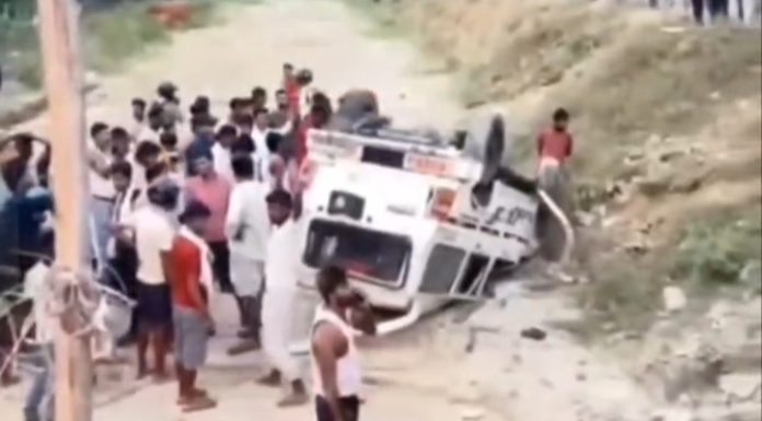 Garkha NH 722 Bolero Accident: गरखा के फुरसतपुर चौक पर बड़ा हादसा, बाइकों को रौंदकर पलटी बोलेरो; चालक फरार