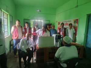 Govindpur Free Eye Checkup Camp: गोविंदपुर में लायंस क्लब की पहल, 42 लोगों की आंखों की जांच; 250 बच्चों को बांटी सामग्री
