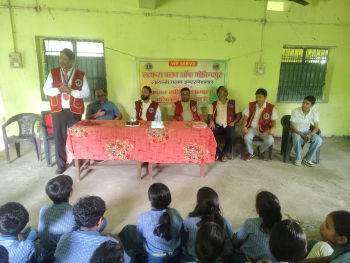 Govindpur Free Eye Checkup Camp: गोविंदपुर में लायंस क्लब की पहल, 42 लोगों की आंखों की जांच; 250 बच्चों को बांटी सामग्री