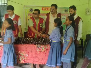 Govindpur Free Eye Checkup Camp: गोविंदपुर में लायंस क्लब की पहल, 42 लोगों की आंखों की जांच; 250 बच्चों को बांटी सामग्री