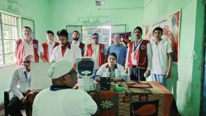 Govindpur Free Eye Checkup Camp: गोविंदपुर में लायंस क्लब की पहल, 42 लोगों की आंखों की जांच; 250 बच्चों को बांटी सामग्री