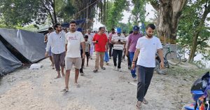 Chhapra Gandak Dam Repair: गंडक बांध की मरम्मत पर बवाल! बालू के पैकेट लेकर पहुंचे अधिकारियों को ग्रामीणों ने लौटाया