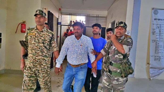 Chatra ACB Bribe Case: चतरा में ACB का बड़ा एक्शन, रिश्वत के आरोप में हेड क्लर्क गिरफ्तार; कार्यालय में मचा हड़कंप
