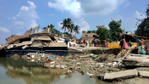 Saran Flood Damage: छपरा में बाढ़ के बाद भी संकट, कहीं अंधेरा तो कहीं सांप-बिच्छुओं का डर 1 Saran Flood Damage 2