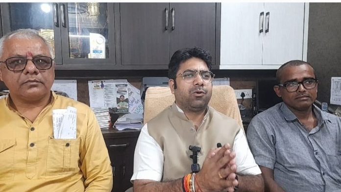 Saran Teacher MLC Election: सारण शिक्षक चुनाव में चतुष्कोणीय मुकाबला, आनंद पुष्कर और बागी राहुल राज की प्रतिष्ठा दांव पर