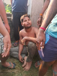 Dhanbad Bagsuma Love Affair Case: धनबाद के बागसुमा में प्रेम प्रसंग पर बवाल, ग्रामीणों ने युवक को पीटकर पुलिस को सौंपा 2 Dhanbad Bagsuma Love Affair Case: धनबाद के बागसुमा में प्रेम प्रसंग पर बवाल, ग्रामीणों ने युवक को पीटकर पुलिस को सौंपा